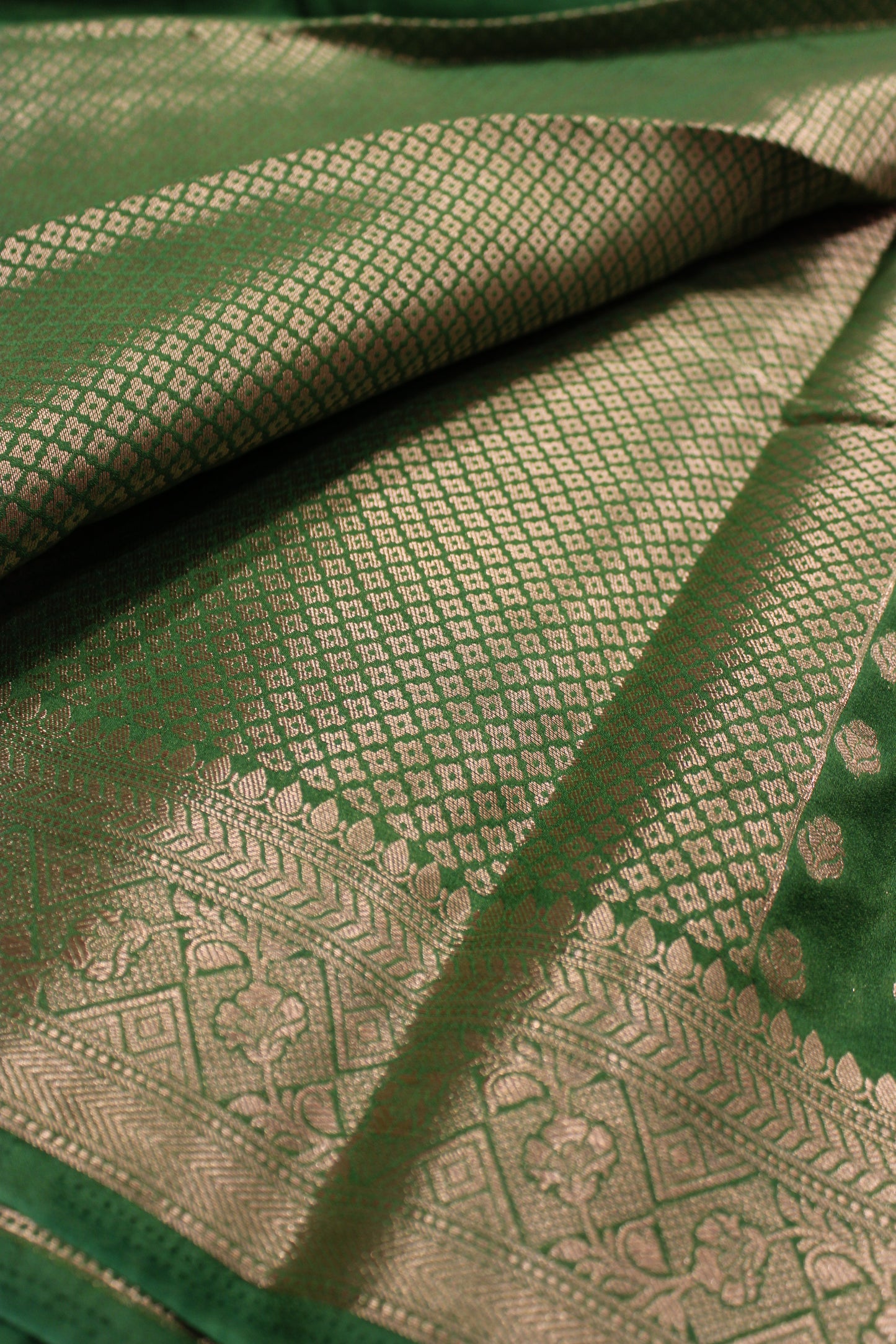 πΊ Banarasi Chiffon Booti Saree with Rich Brocade Blouse