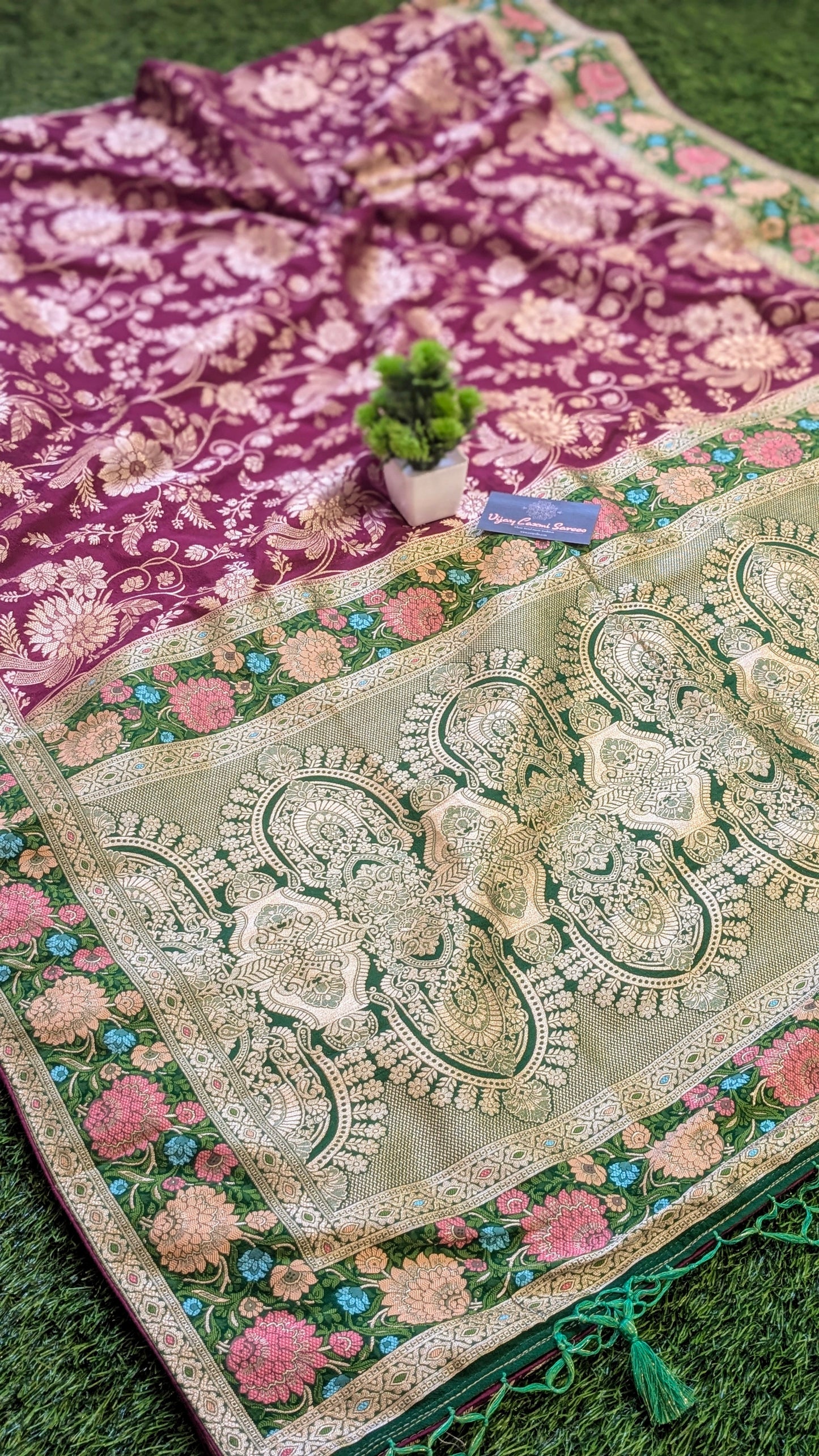 Exquisite Banarasi Georgette Saree with All-Over Floral Zaal and Contrast Meenakari Pallu