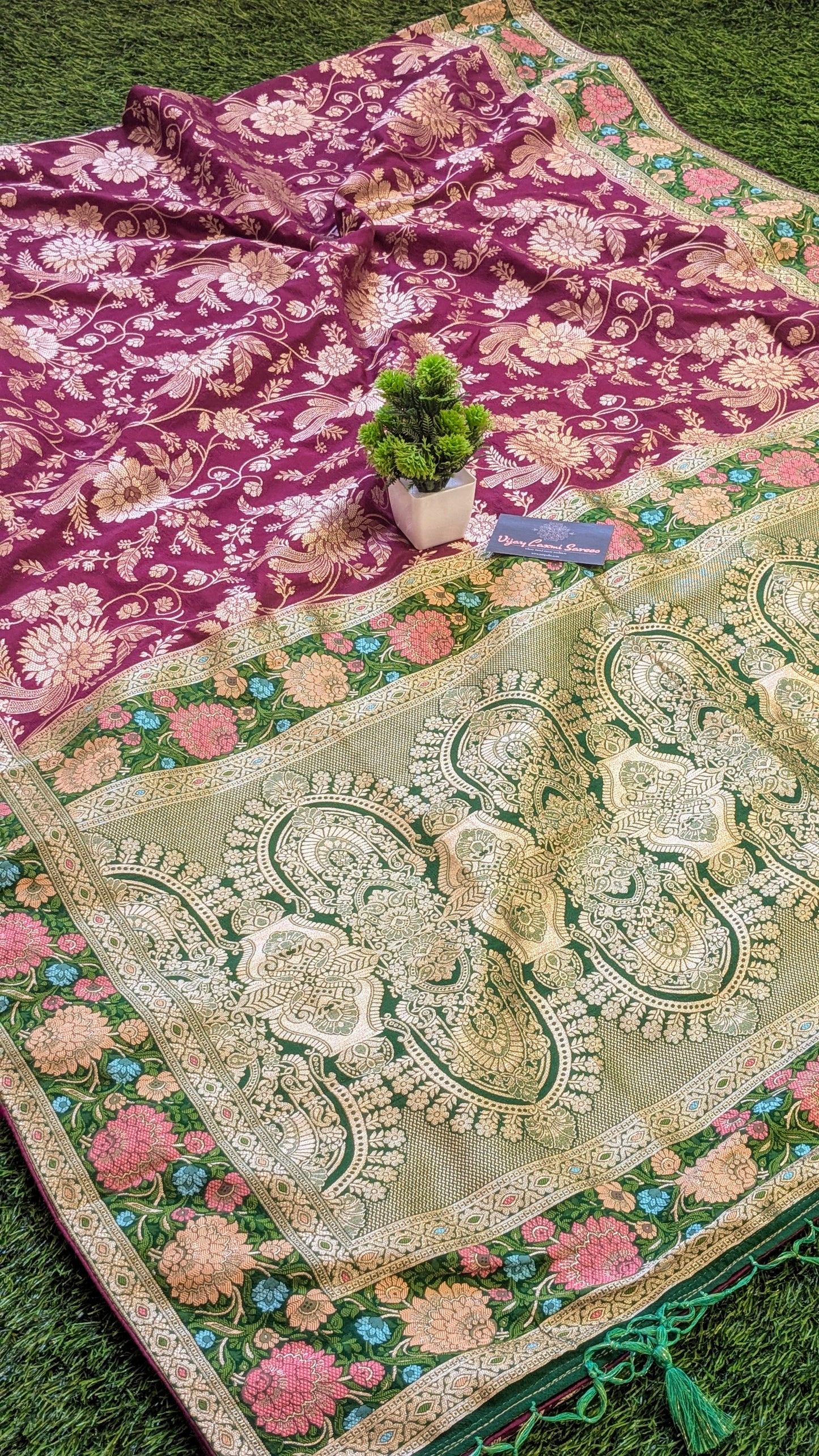 Exquisite Banarasi Georgette Saree with All-Over Floral Zaal and Contrast Meenakari Pallu