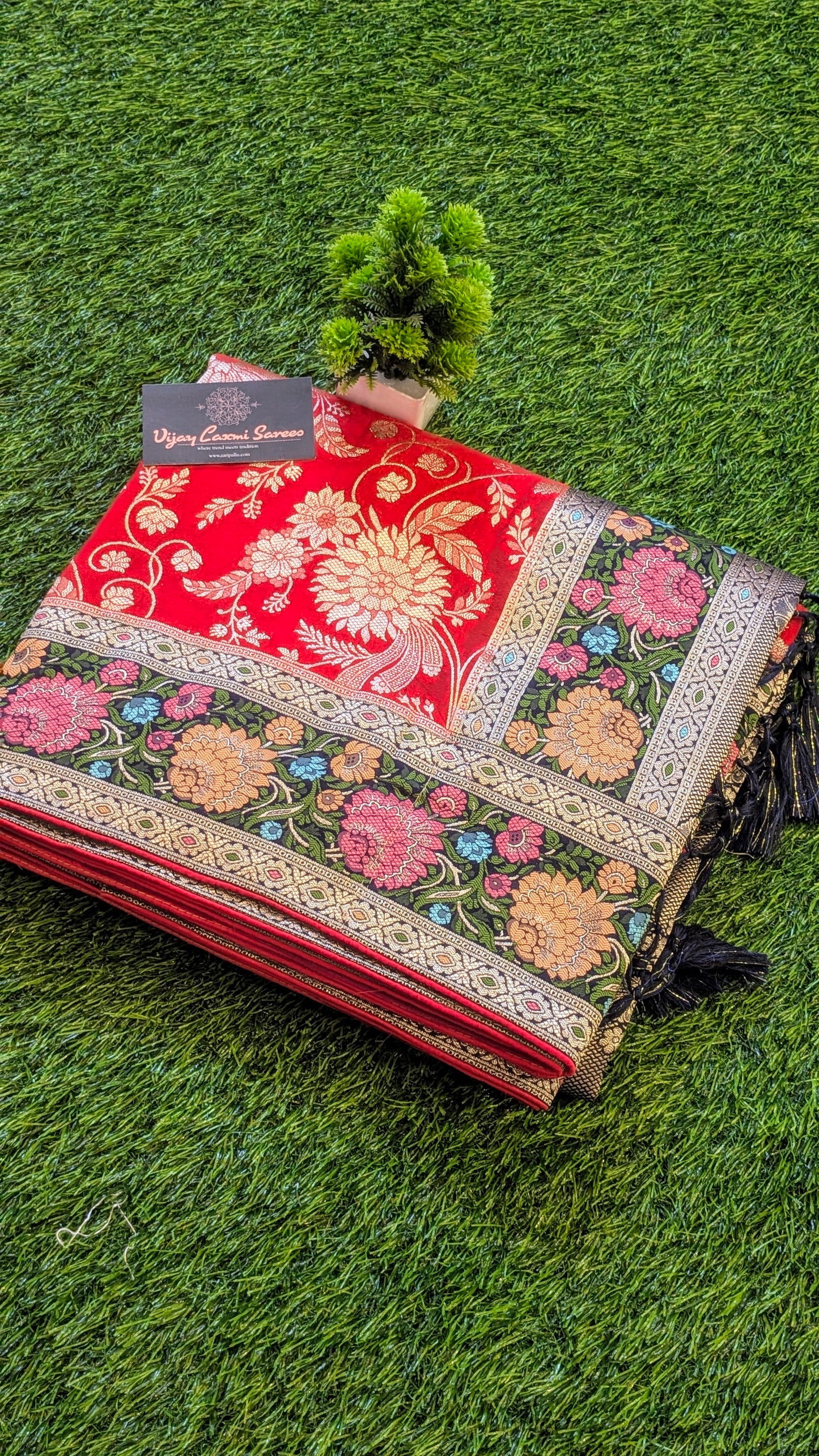 Exquisite Banarasi Georgette Saree with All-Over Floral Zaal and Contrast Meenakari Pallu
