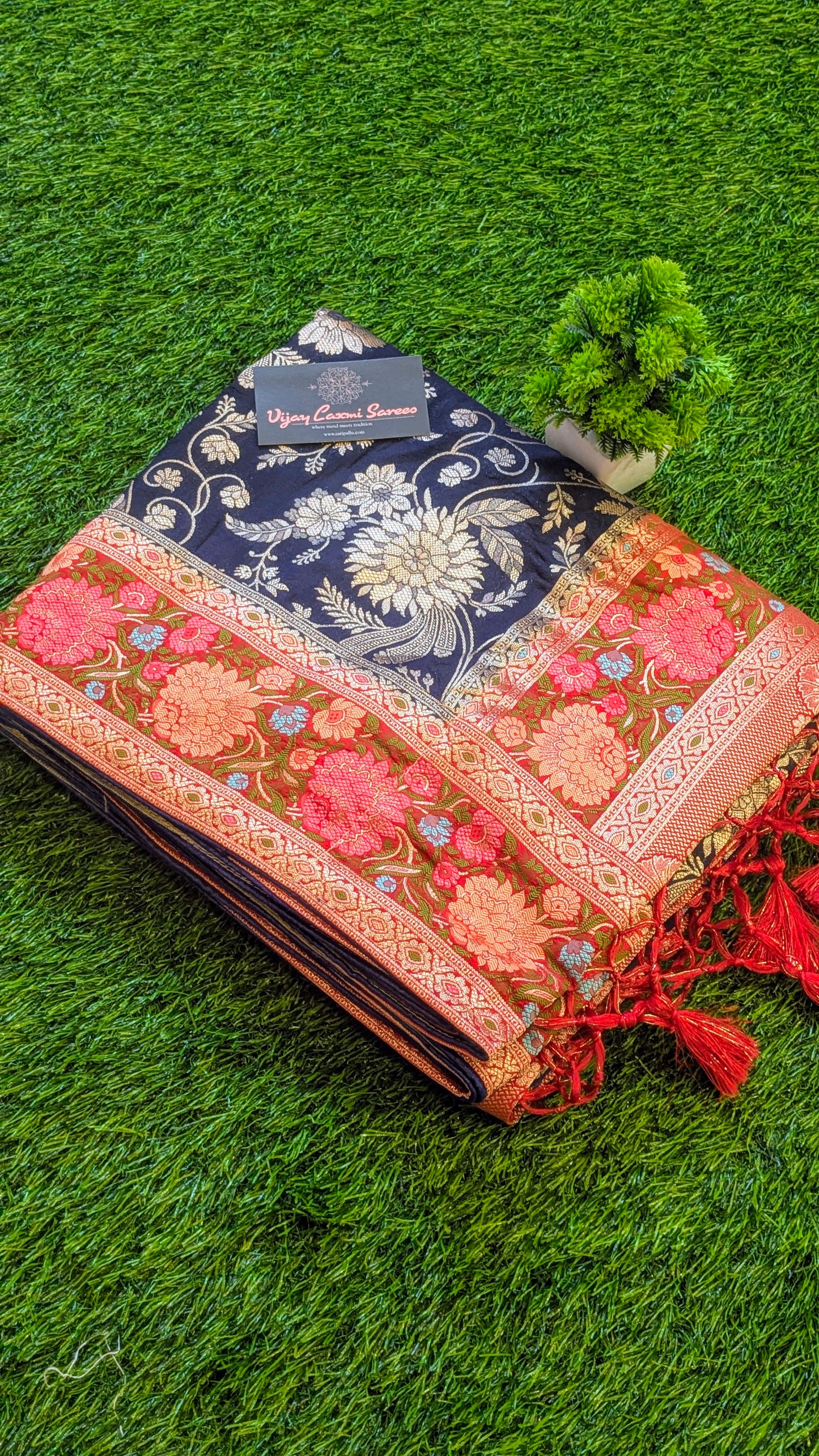 Exquisite Banarasi Georgette Saree with All-Over Floral Zaal and Contrast Meenakari Pallu