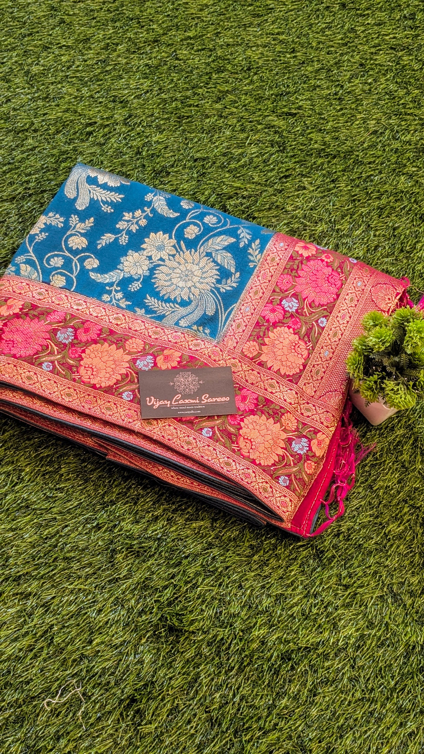 Exquisite Banarasi Georgette Saree with All-Over Floral Zaal and Contrast Meenakari Pallu