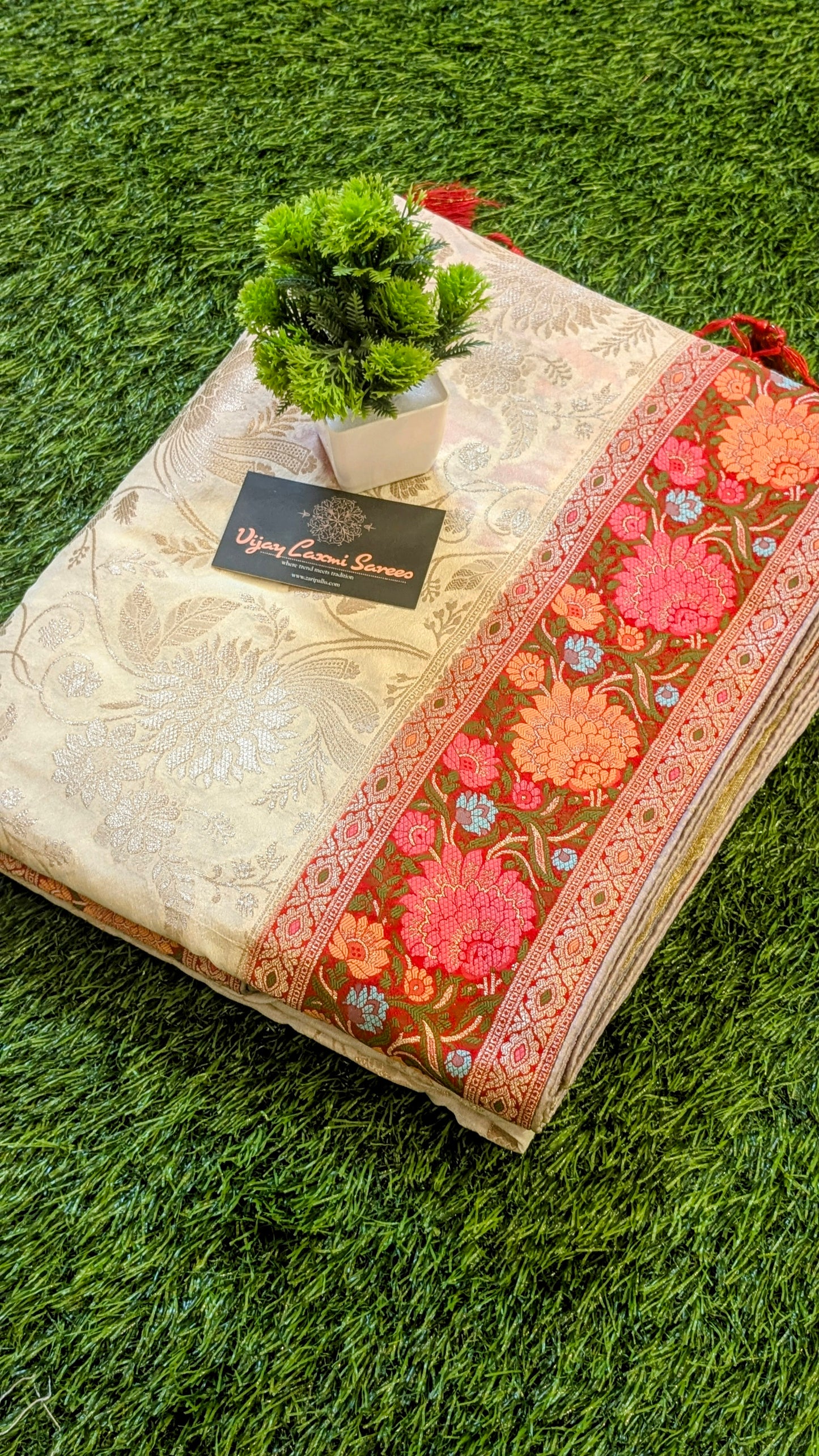 Exquisite Banarasi Georgette Saree with All-Over Floral Zaal and Contrast Meenakari Pallu