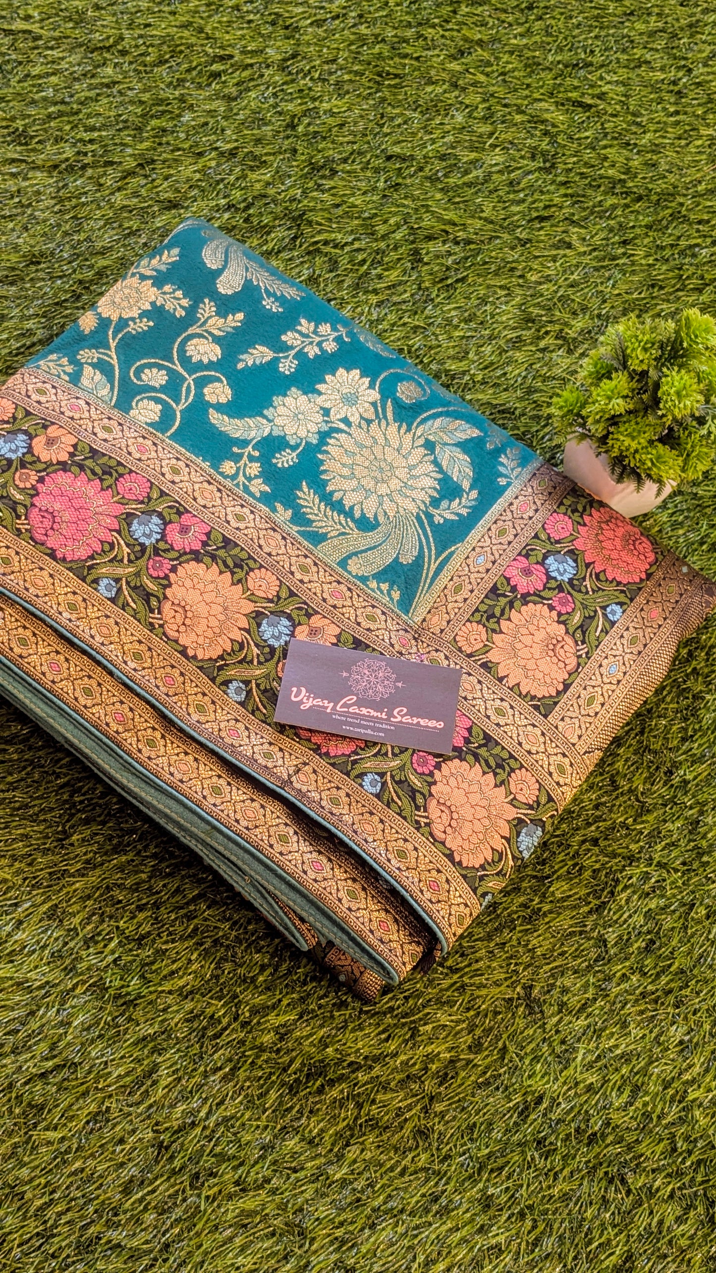 Exquisite Banarasi Georgette Saree with All-Over Floral Zaal and Contrast Meenakari Pallu