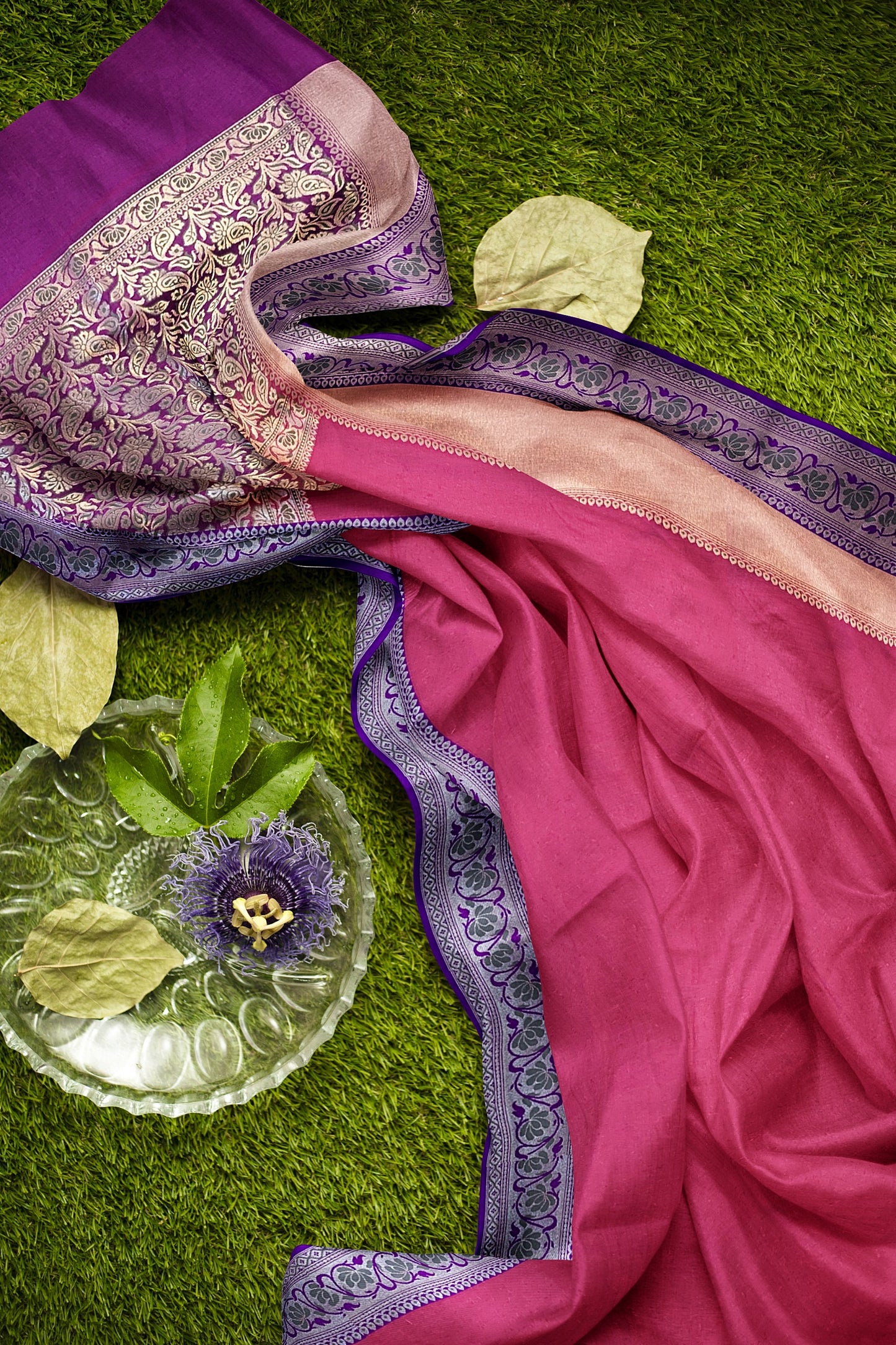 Elegant Silk Saree with Meenakari Border and Pallu Featuring Parallel Tissue Weave
