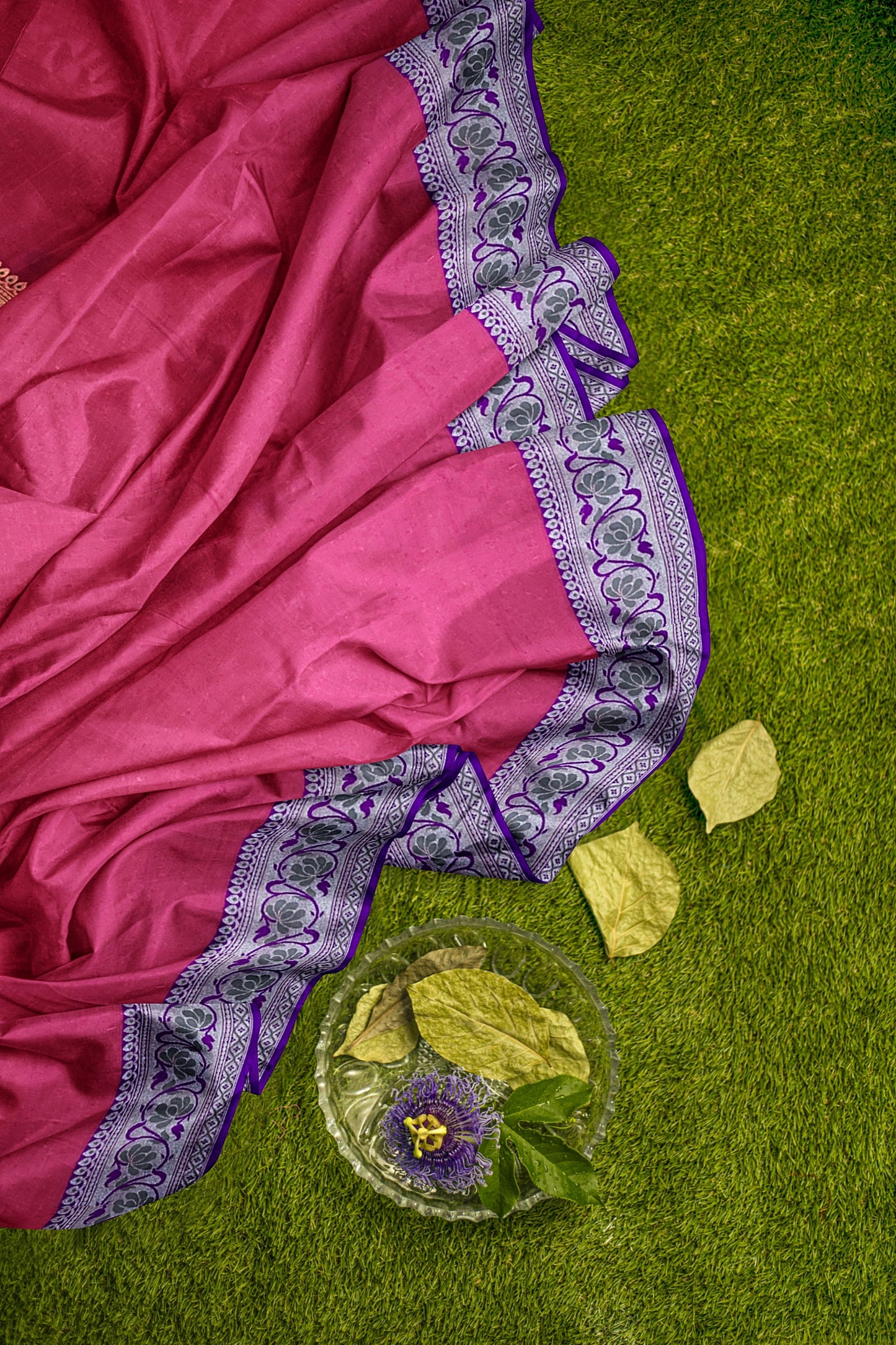 Elegant Silk Saree with Meenakari Border and Pallu Featuring Parallel Tissue Weave