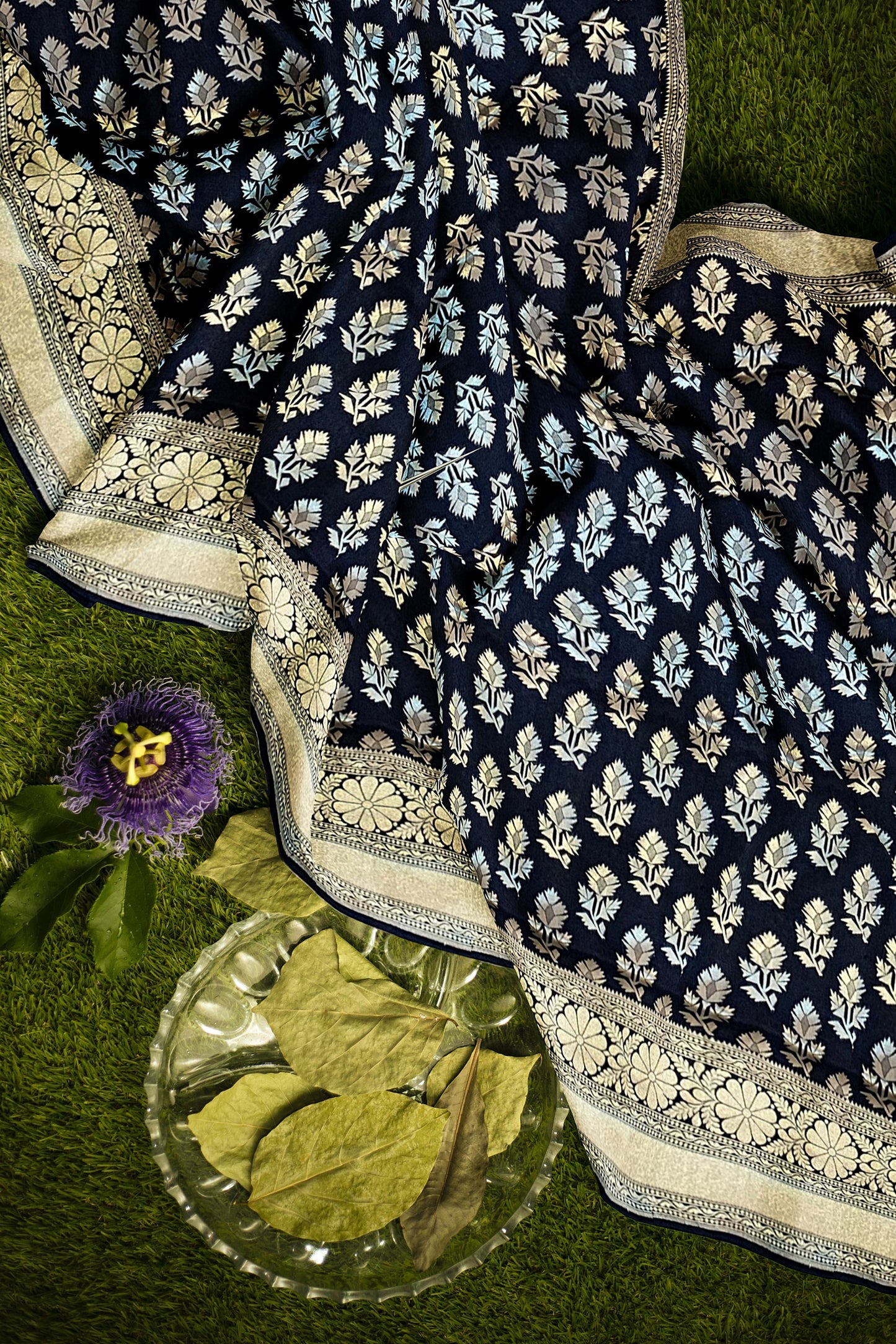 VLS-403 Handloom Black Saree with Golden Leaf Design – Elegant Banarasi Weaving