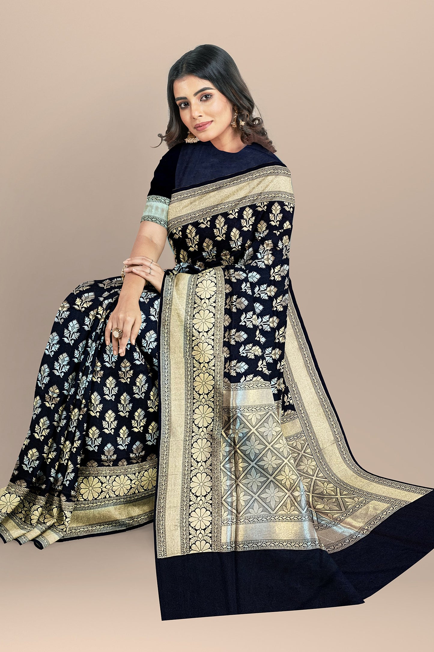 VLS-403 Handloom Black Saree with Golden Leaf Design – Elegant Banarasi Weaving